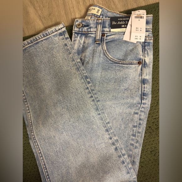 NEW WITH TAGS: Abercrombie Ultra High Rise Ankle Straight Jeans — Curve Love - Picture 8 of 9